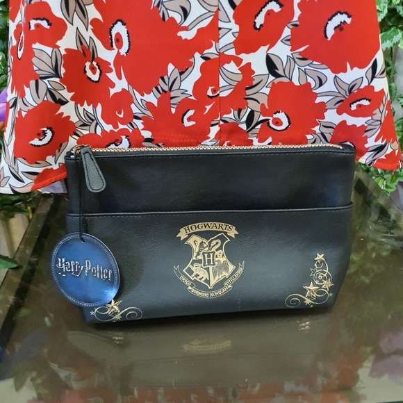 Harry Potter Hogwarts Cosmetic Bag - Picture 3 of 16